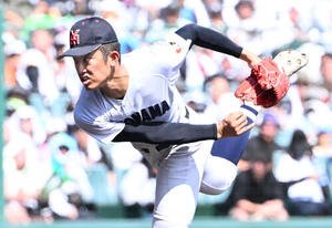 横浜対沖縄尚学　力投する横浜先発の織田翔希(撮影･石井愛子)