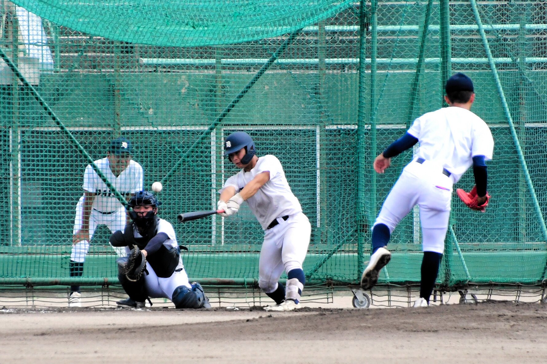 打撃練習をする大分商の選手=兵庫県伊丹市