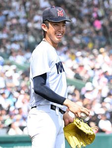 横浜対沖縄尚学　2回表横浜2死二塁、脇山魁音の先制点に喜ぶ織田翔希(撮影･石井愛子)