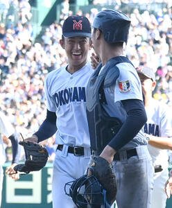 横浜対沖縄尚学　試合終了後、横浜の脇山魁音捕手(右)と手を合わせる織田翔希(撮影･石井愛子)