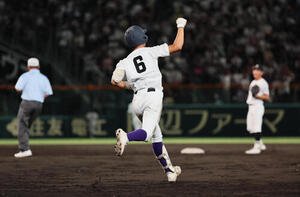 天理対福山　3回表天理無死、金本相有は先制本塁打を放つ(撮影･宮崎幸一)