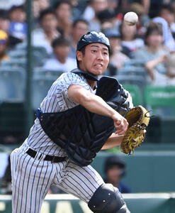明徳義塾対日南学園　5回裏日南学園1死一塁、荒木未星の捕ゴロを一塁へ送球する里山楓馬(撮影･石井愛子)