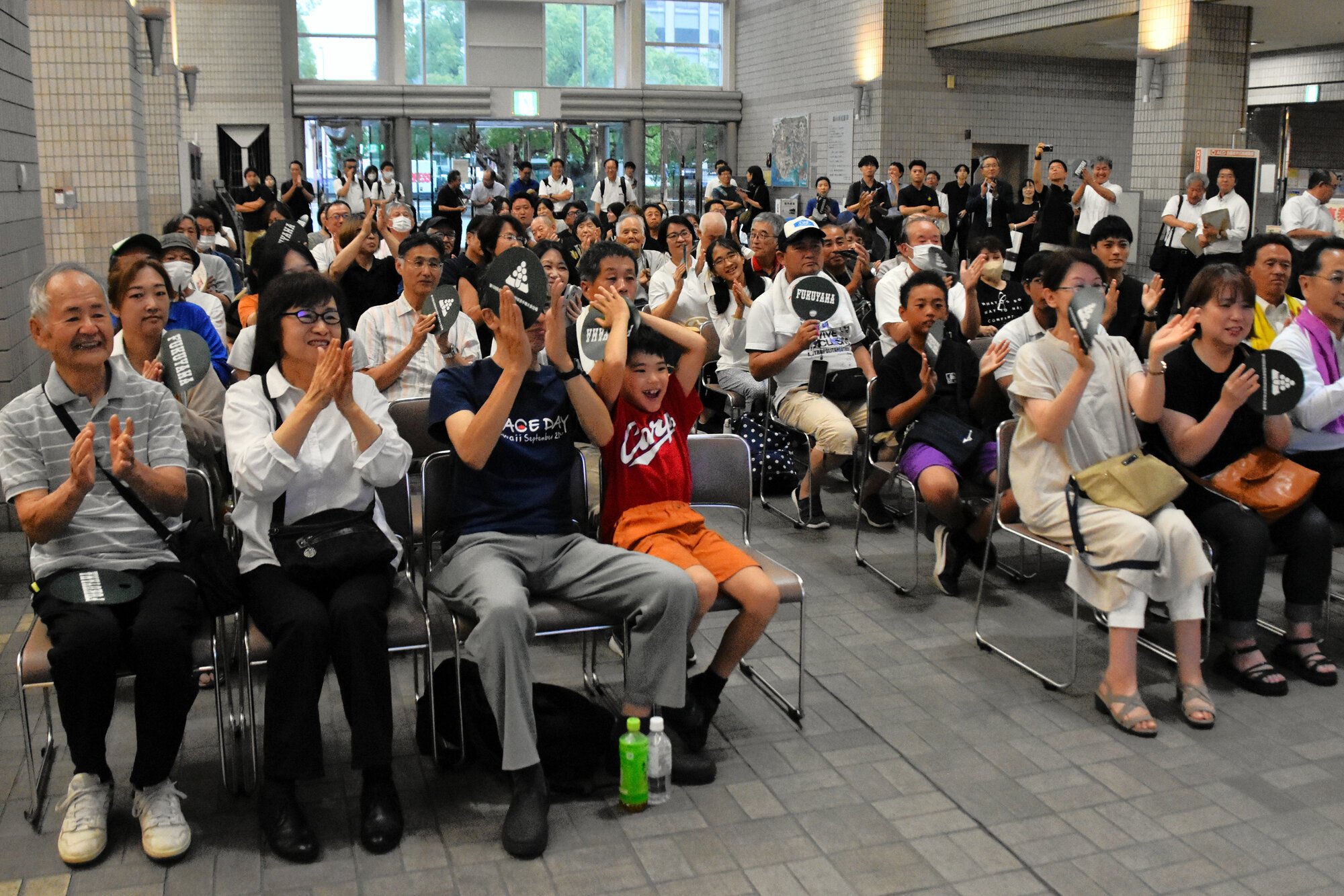 広島県福山市役所であったパブリックビューイングに集まった市民ら=2026年8月10日午後6時47分、福山市東桜町、武田啓亮撮影