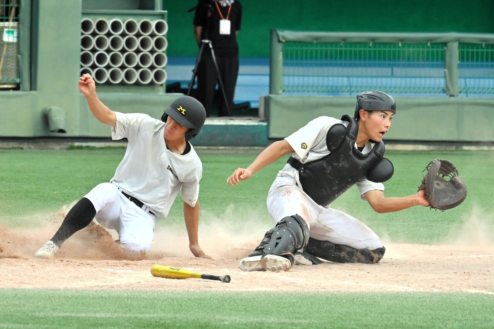 試合形式の練習に臨む松商学園の選手たち=2026年8月9日、大阪市住之江区、小山裕一撮影