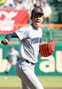 横浜対沖縄尚学　7回裏沖縄尚学2死三塁、織田翔希は仲村虹星から空振り三振を奪い気迫の表情(撮影･上山淳一)