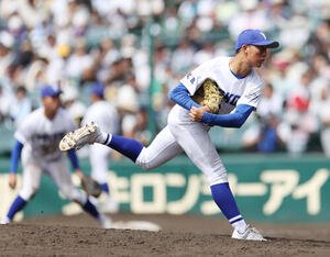 敦賀気比対横手　8回表敦賀気比2死一塁、力投する横手･佐藤周明(撮影･河田真司)