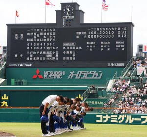 敦賀気比対横手　敦賀気比に敗れ応援団にあいさつする横手ナイン(撮影･上山淳一)