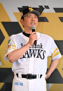 ソフトバンク対ロッテ　令和8年熊本地震への募金活動を呼びかけるソフトバンク小久保裕紀監督(撮影･林敢治)
