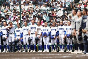 敦賀気比対横手　敦賀気比に敗れ、悔しい表情で整列する横手の選手たち(撮影･河田真司)