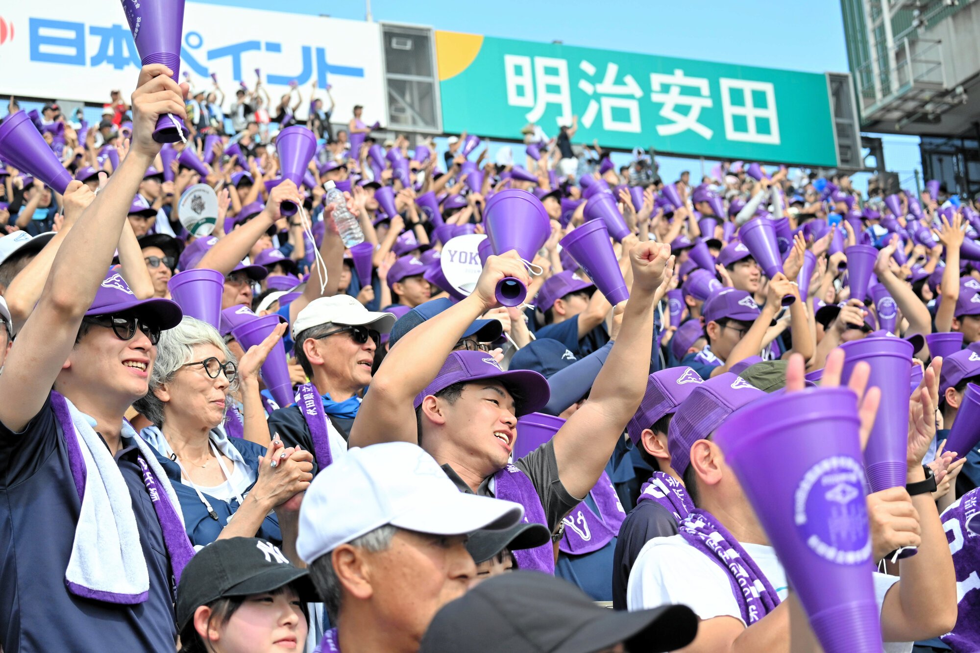 三回に小野和真選手がレフト線への二塁打を放ち、紫色のメガホンを掲げて喜ぶ横手の大応援団=2026年8月11日午前8時49分、阪神甲子園球場、川西めいこ撮影