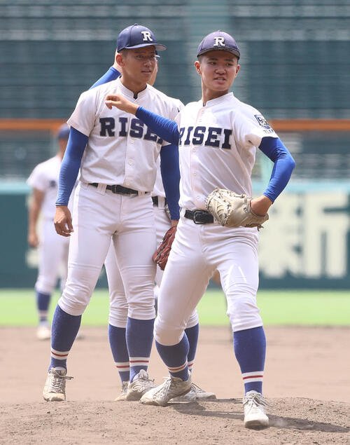 履正社･加賀田蒼介(右)とエース木村颯(26年8月1日撮影)