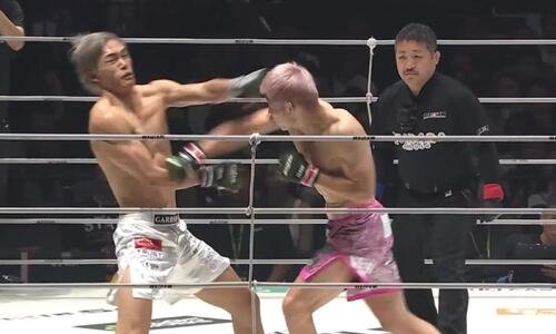 細川一颯(左)に強烈な右ストレートをたたき込む直樹(ABEMA格闘公式Xから)