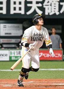 ソフトバンク対ロッテ　1回裏ソフトバンク1死二、三塁、牧原大成は右越えに3点本塁打を放つ(撮影･林敢治)