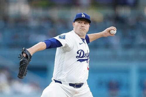 ロイヤルズ戦で力投するドジャース･スクバル(AP)
