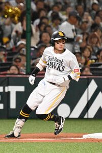 ソフトバンク対ロッテ　1回裏ソフトバンク1死二、三塁、牧原大成は左越えに打球を運び三塁に到達する(撮影･林敢治)