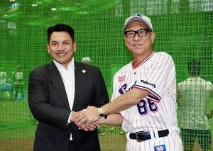 ヤクルト池山隆寛監督(右)と握手を交わす侍ジャパン井口資仁監督(撮影･江口和貴)