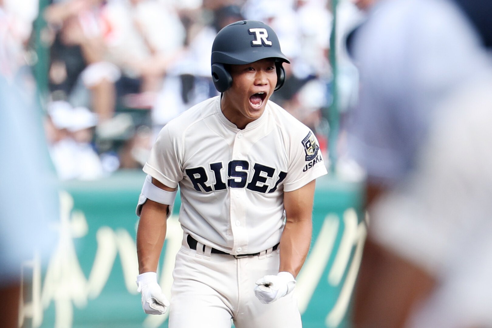 履正社―享栄　四回表履正社2死二塁、高津は中越えに勝ち越しの適時三塁打を放ち、塁上で声を出す=小林一茂撮影