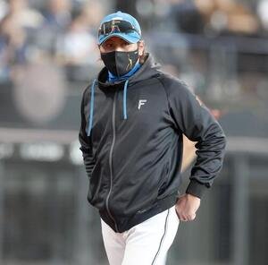 日本ハム対西武　投手交代を告げる新庄剛志監督(撮影･黒川智章)