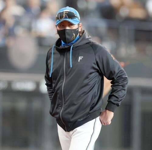 日本ハム対西武　投手交代を告げる新庄剛志監督(撮影･黒川智章)