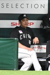ソフトバンク対ロッテ　1回裏ソフトバンク1死二、三塁、リプレイ検証の結果、牧原大成の打球が本塁打となり厳しい表情を見せるサブロー監督(撮影･林敢治)