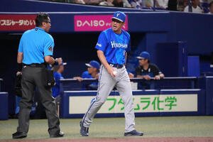 中日対DeNA 3回裏中日1死満塁、相川亮二監督(右)は投手交代を告げる(撮影･森本幸一)