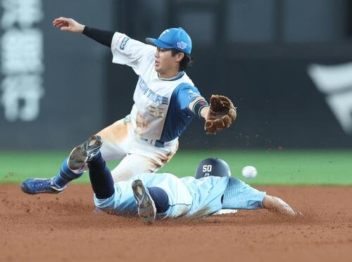 日本ハム対西武　8回表西武無死一塁、盗塁を決める高松渡(撮影･黒川智章)