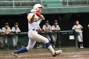 4回裏2死、取手シニアの三ツ井連は2番藤田に続き、右翼席に勝ち越しアーチを放った