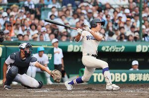 履正社対享栄　8回表履正社2死二、三塁、北西華一は2点適時三塁打を放つ(撮影･宮崎幸一)