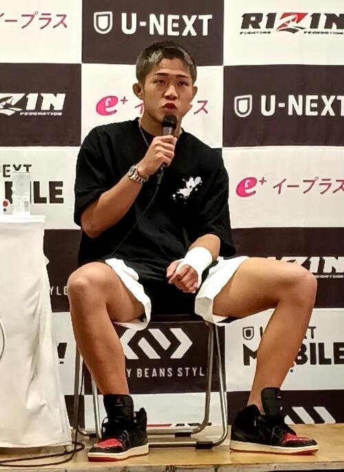試合後の会見に左手に包帯を巻いて姿を見せた秋元強真