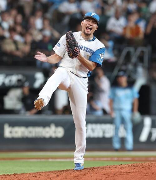 日本ハム対西武　7回表西武2死一、二塁、中村剛也を三振にとり叫ぶ伊藤大海(撮影･黒川智章)