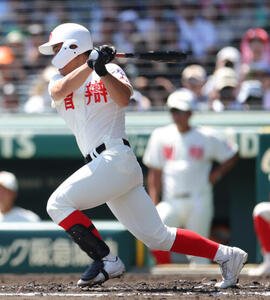 智弁和歌山対社　2回表智弁和歌山無死三塁、二ゴロを放ち先制する松本虎太郎(撮影･河田真司)