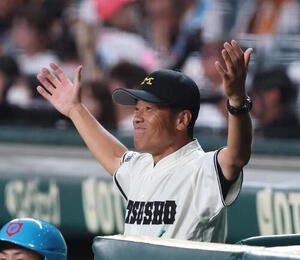 松商学園対三重　両手を広げ選手に指示を出す松商学園･松宗勝監督(撮影･白石智彦)