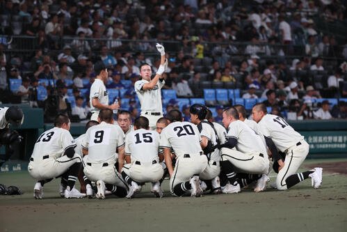 松商学園対三重　1回裏三重攻撃終了、円陣を組む松商学園ナイン(撮影･宮崎幸一)