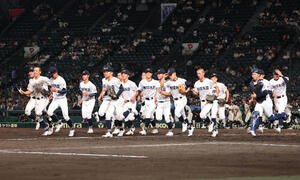 松商学園対三重　松商学園に勝利し笑顔で駆け出す三重ナイン(撮影･白石智彦)