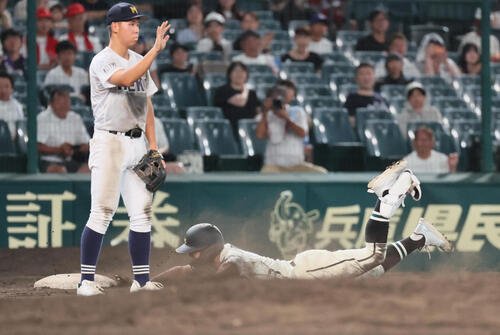 松商学園対三重　9回表三重2死二、三塁、山口史晃は2点適時三塁打を放ち滑り込む(撮影･宮崎幸一)