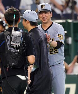 巨人対阪神　9勝目を挙げた阪神村上頌樹(手前)はを笑顔で迎える藤川球児監督(撮影･浅見桂子)