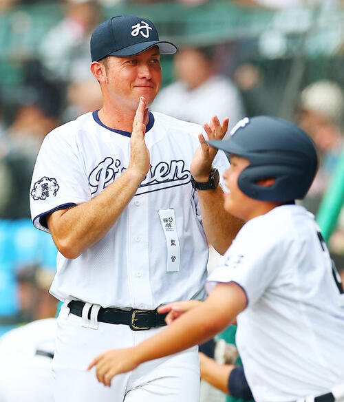 8月9日　八王子実践対鳴門渦潮　拍手する八王子実践･河本ロバート監督(撮影･野上伸悟)