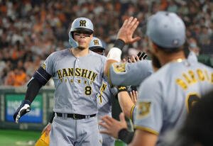 巨人対阪神　9回表阪神1死一塁、佐藤輝明は2点本塁打を放ちタッチを交わす(撮影･足立雅史)