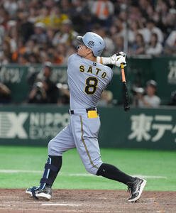巨人対阪神　9回表阪神1死一塁、佐藤輝明は看板直撃の左越え2点本塁打を放つ(撮影･足立雅史)