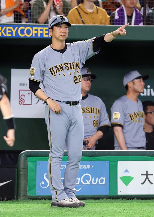巨人対阪神　6回表阪神無死一、二塁、前川右京が適時二塁打を打った場面で代走を指示する藤川球児監督ら(撮影･浅見桂子)