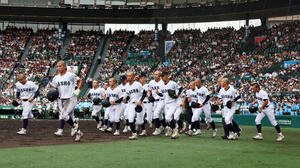 拓大紅陵対佐賀商　拓大紅陵に敗れ応援団へあいさつに向かう佐賀商ナイン(撮影･加藤哉)
