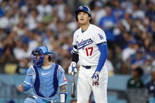 ロイヤルズ戦3回、ファウルを放つドジャース大谷翔平(AP)