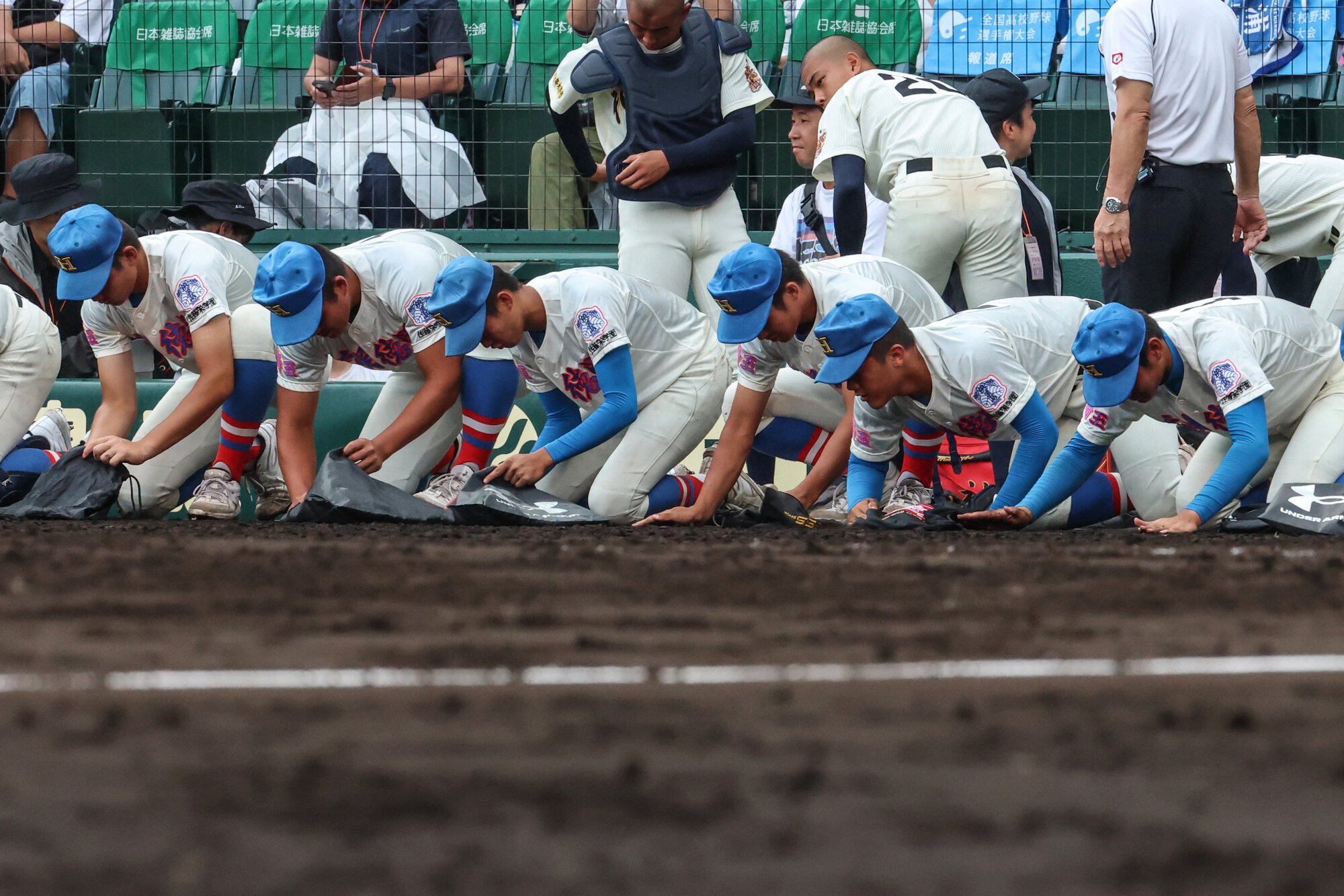 花咲徳栄―仙台育英　試合後、グラウンドの砂を集める花咲徳栄の選手たち=内海日和撮影