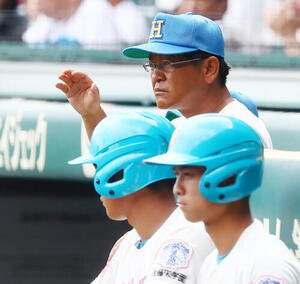 仙台育英対花咲徳栄　ベンチからサインを送る花咲徳栄の岩井隆監督(撮影･加藤哉)