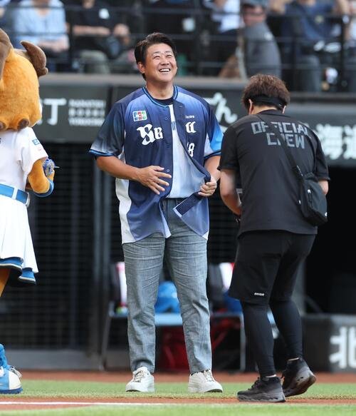 日本ハム対西武　西武のユニホームを脱ぐと中に日本ハムのユニホームを着込んでいた松坂大輔(撮影･黒川智章)