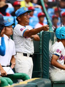 花咲徳栄対仙台育英　選手に指示を出す花咲徳栄･岩井隆監督(撮影･上田博志)