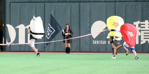 巨人対阪神　すしレースはイカの勝利(撮影･浅見桂子)