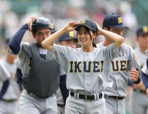花咲徳栄対仙台育英　試合前、選手たちと観客席にあいさつする仙台育英･星よつは学生コーチ兼マネジャー(撮影･河田真司)