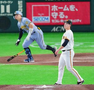 巨人対阪神　3回表阪神1死、佐藤輝明に2者連続となるソロ本塁打を浴びる井上温大(撮影･垰建太)