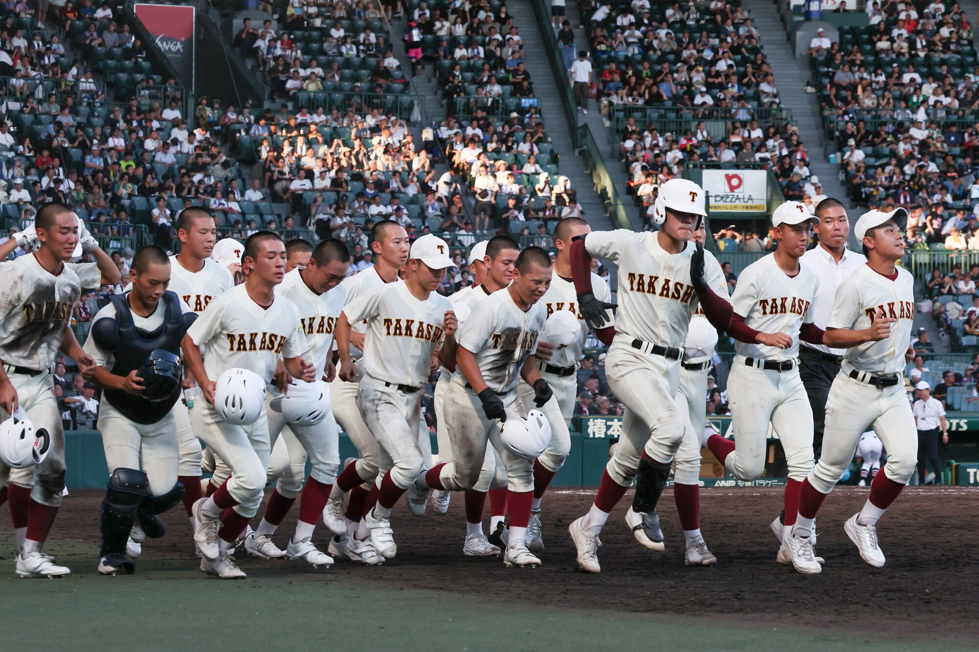 高川学園―高岡商　試合後、スタンドへあいさつに向かう高岡商の選手たち=米田怜央撮影